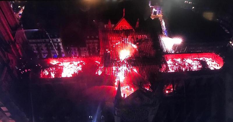 Le toit de Notre Dame de Paris en proie aux flammes lors de l’incendie dévastateur d’avril 2019, un moment qui a choqué le monde entier.